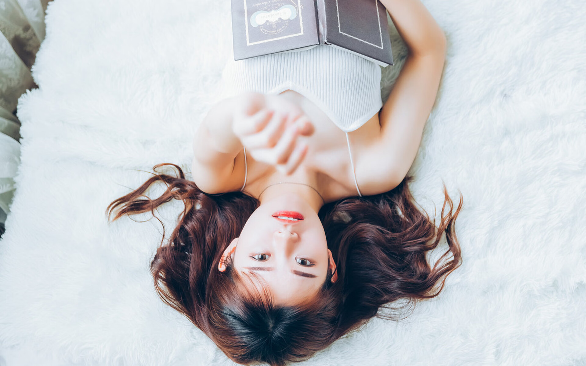 羽毛球高手激烈对抗赛场气氛紧张,羽毛球比赛心态怎么调整